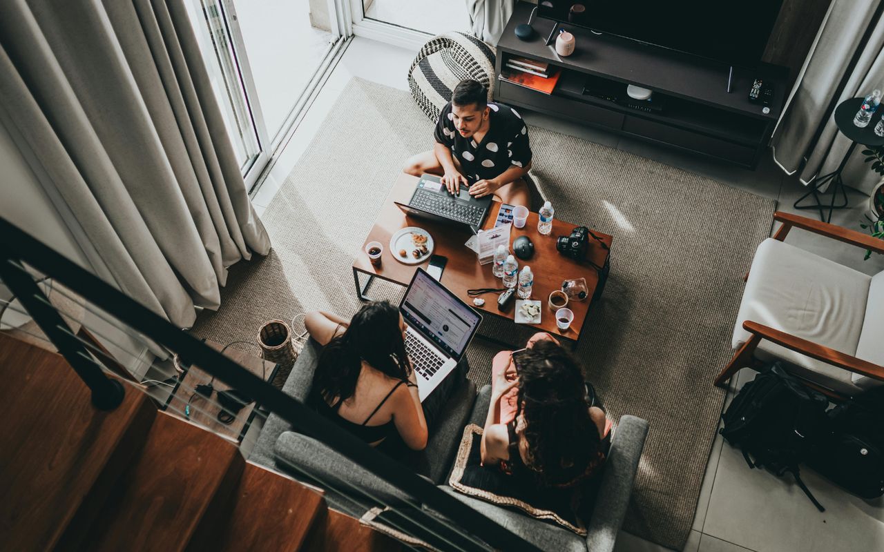 Guía de coliving para jóvenes profesionales: wifi rápido, mantenimiento y todo incluido en España